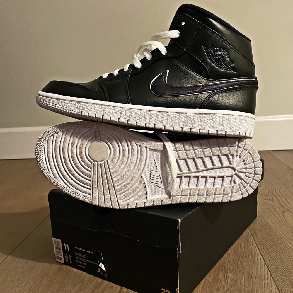 Air Jordan 1 mid SE. Size 11.